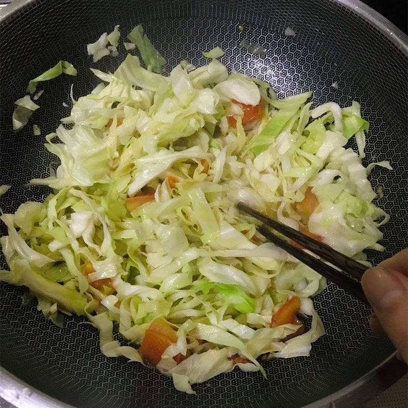 Cho bắp cái vào xào cùng cà chua