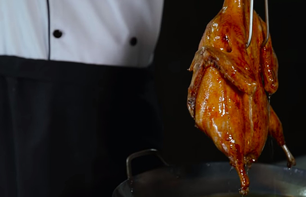 Quy trình xối dầu để làm giòn da gia cầm