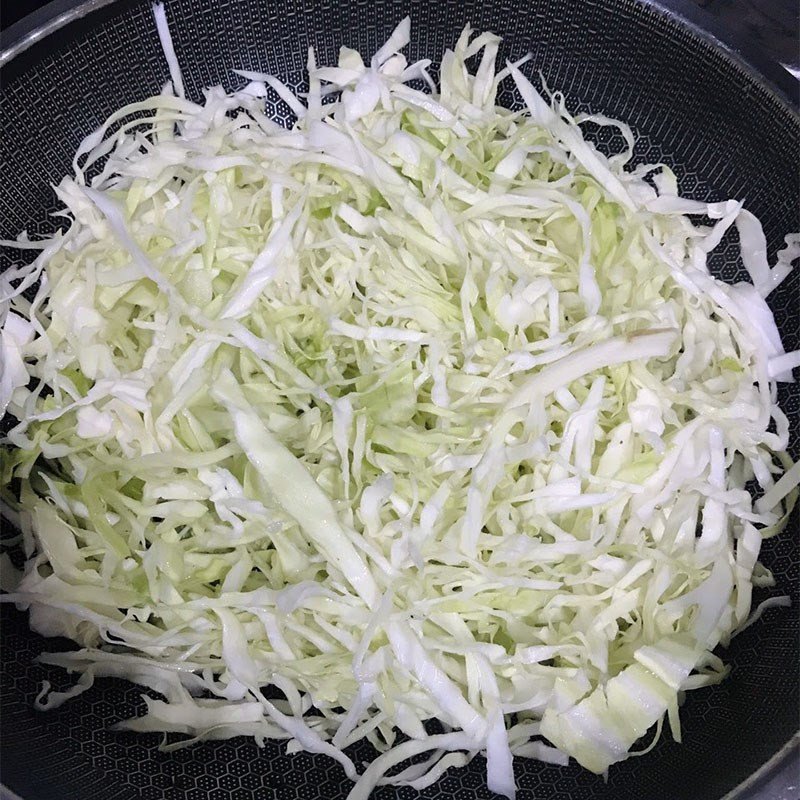 Xào báp cái và cho trứng vào chảo