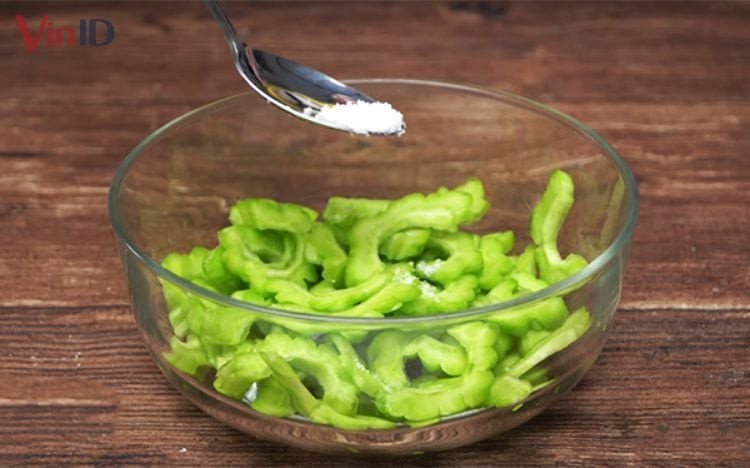 Cách nấu canh khổ qua cá thác lác không đắng thơm ngon 2 Ướp khổ qua với muối