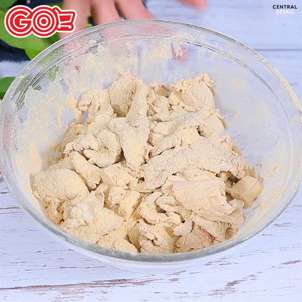 Chia sẻ cách làm thịt chua Thanh Hóa ai cũng thực hiện được 2 Trộn thính gạo cùng thịt sau khi ướp gia vị