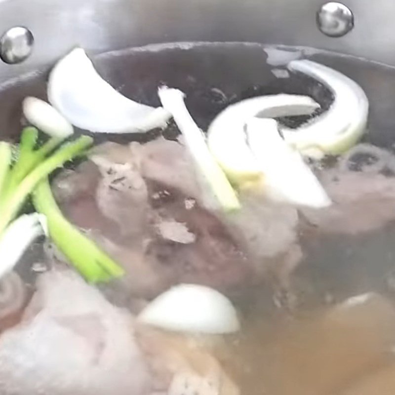 Hầm xương cá lấy nước dùng lẩu