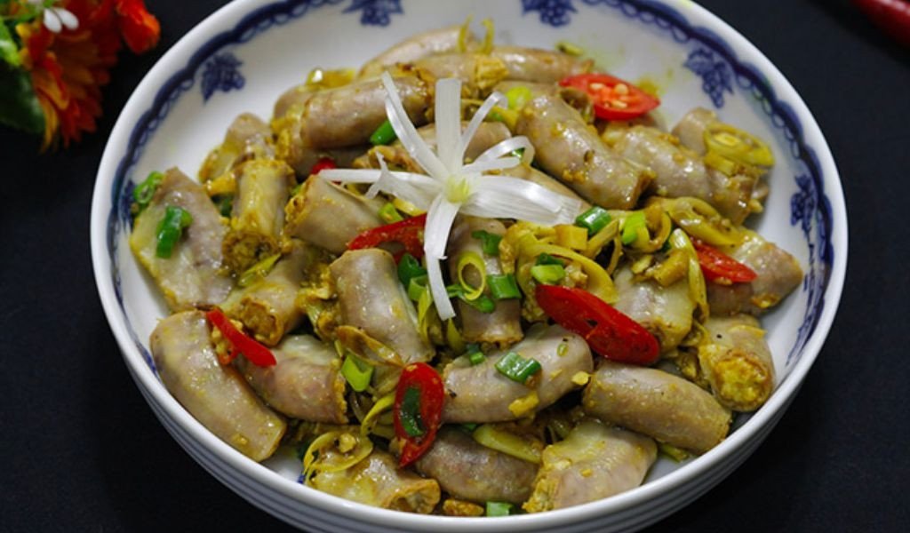 Đĩa lòng bò xào sả ớt cay nồng, màu sắc bắt mắt và thịt mềm