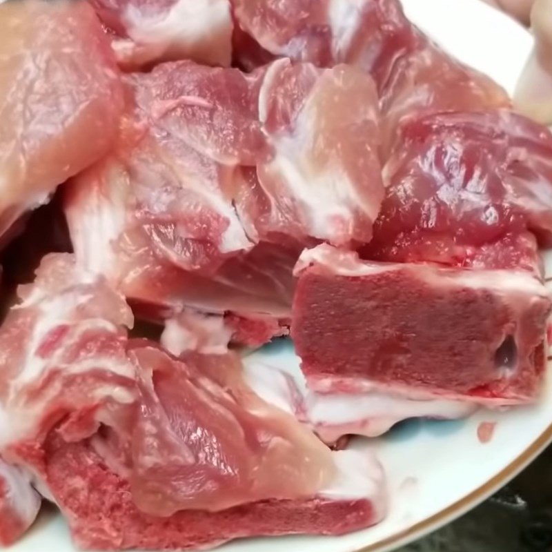 Sơ chế xương heo và cà chua cholầu ca loc nau chua