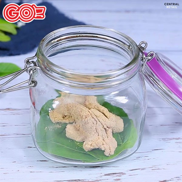 Chia sẻ cách làm thịt chua Thanh Hóa ai cũng thực hiện được 3 Hũ thủy tinh chứa thịt chua đang được ủ cùng lá thơm