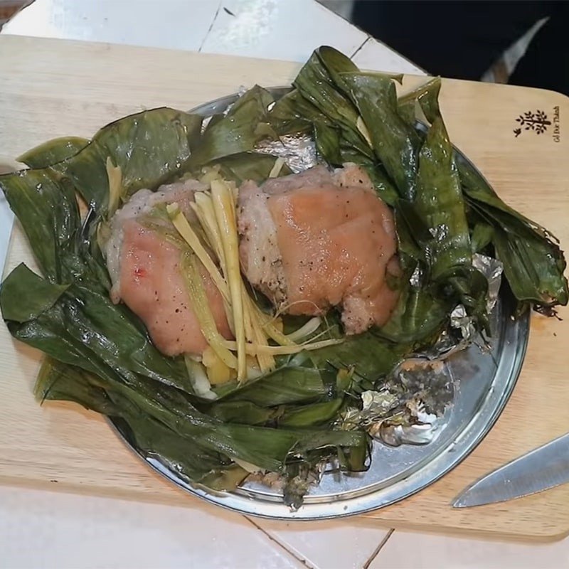 Hướng dẫn cách làm thịt ủ muối bằng nồi cơm điện dễ dàng 8 Thịt ủ muối cuộn rau sống và chấm nước mắm