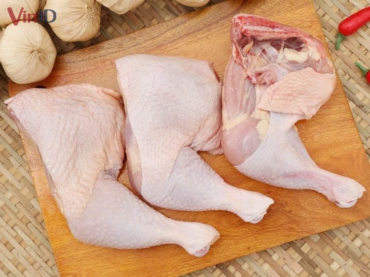 Đùi gà tươi ngon được chọn để làm món gà tiềm Đùi gà tươi ngon được chọn để làm món gà tiềm