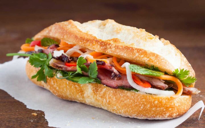 banh mi kep day ap nhan thit rau thom va dua chua mot mon an duong pho noi tieng
