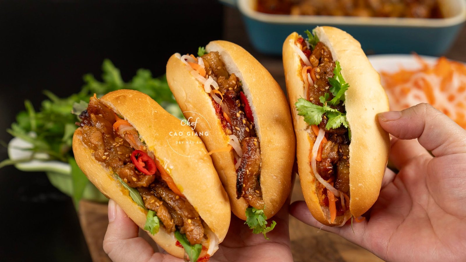Cách làm bánh mì thịt xíu Huế chuẩn vị