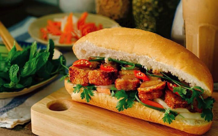 banh mi heo quay nong gion voi lop nuoc sot dac biet minh hoa cach lam nuoc sot banh mi heo quay tai nha