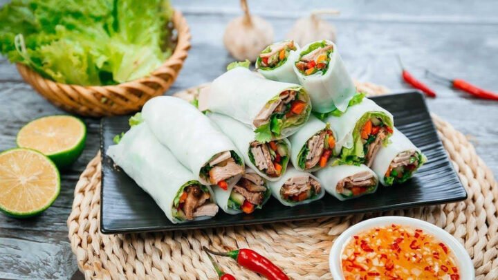 mon pho cuon hap dan voi nhung soi banh pho tuoi rau xanh va thit minh hoa luong calo tu banh pho tuoi trong mon an