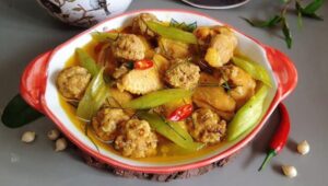 mon xao ga nghe an vang uom hap dan tren ban an